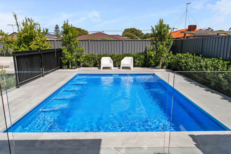 hampton-grande-6m-4.2m-crystal-blue-sparkle-safety-bay-galleryimage-1.jpg